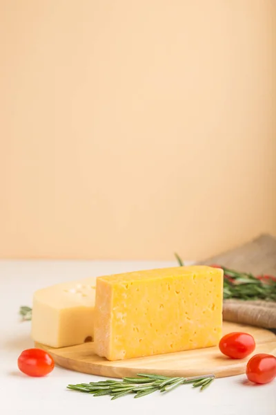 Vários Tipos Queijo Com Alecrim Tomates Tábua Madeira Fundo Branco — Fotografia de Stock