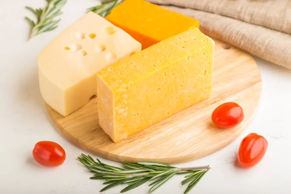 Vários Tipos Queijo Com Alecrim Tomate Tábua Madeira Sobre Fundo — Fotografia de Stock