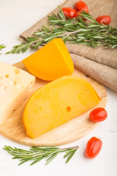 Vários Tipos Queijo Com Alecrim Tomate Tábua Madeira Sobre Fundo — Fotografia de Stock