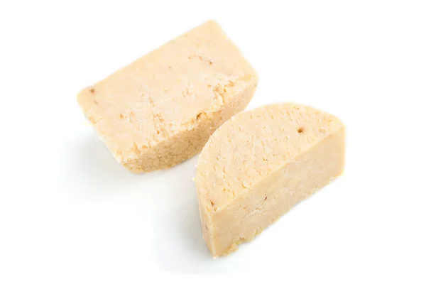 Stück Cheddar Käse Isoliert Auf Weißem Hintergrund Seitenansicht Nahaufnahme — Stockfoto