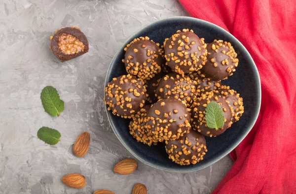 Bonbons Caramel Chocolat Boule Aux Amandes Une Tasse Café Sur — Photo