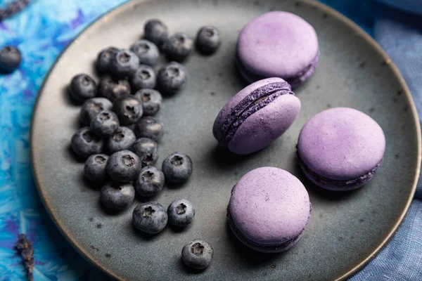 Lila Macarons Oder Makronenkuchen Mit Blaubeeren Auf Keramikteller Auf Blauem — Stockfoto