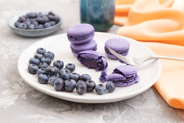 Macarrones Púrpuras Tartas Macarrones Con Arándanos Placa Cerámica Blanca Sobre — Foto de Stock