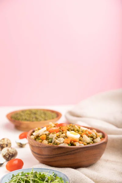 Mungbohnen Haferbrei Mit Wachteleiern Tomaten Und Mikrogrünen Sprossen Auf Weißem — Stockfoto