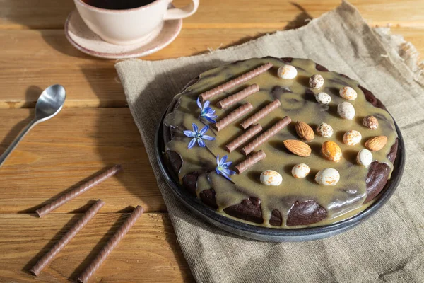 Pastel Chocolate Casero Con Crema Caramelo Almendras Con Taza Café — Foto de Stock