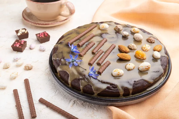 Pastel Chocolate Hecho Casa Con Crema Caramelo Almendras Con Taza — Foto de Stock