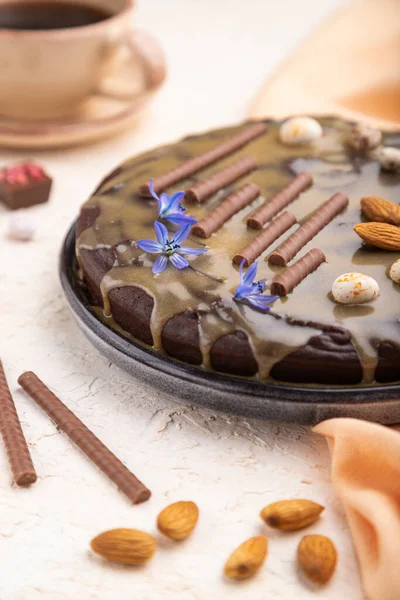 Bolo Chocolate Caseiro Brownie Com Creme Caramelo Amêndoas Com Xícara — Fotografia de Stock