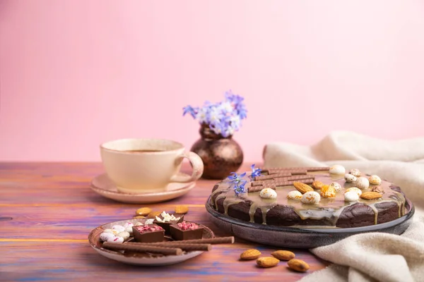 Bolo Chocolate Caseiro Brownie Com Creme Caramelo Amêndoas Com Xícara — Fotografia de Stock