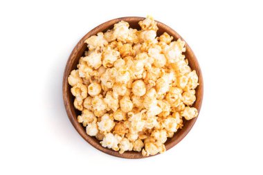 Beyaz arka planda izole edilmiş karamelli patlamış mısır. Üst manzara, düz yatak, yakın çekim..