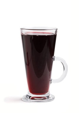 Beyaz arka planda izole edilmiş bir bardak kırmızı üzüm suyu. Morninig, bahar, sağlıklı içki konsepti. Yan görünüm, kapat.