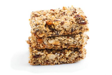 Yulaf gevreği, hurma, kurutulmuş kayısı, kuru üzüm ve fındıklar beyaz arka planda izole edilmiş. Yan görünüm, yakın görünüm, makro.