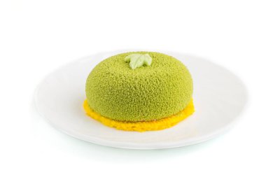 Beyaz arka planda şam fıstıklı ve çilekli yeşil kremalı pasta. Yan görünüm, kapat.