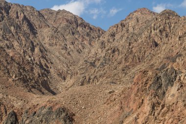Kızıl dağlar, kayalar ve mavi gökyüzü. Mısır, Sina Yarımadası, Dahab.