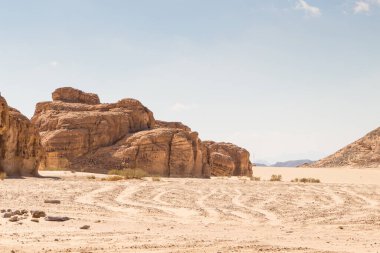 Çöl, kızıl dağlar, kayalar ve mavi gökyüzü. Mısır, Sina Yarımadası, Dahab.