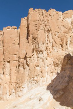 Sarı taşlı beyaz kanyon, güneşli bir gün. Mısır, çöl, Sina Yarımadası, Nuweiba, Dahab.