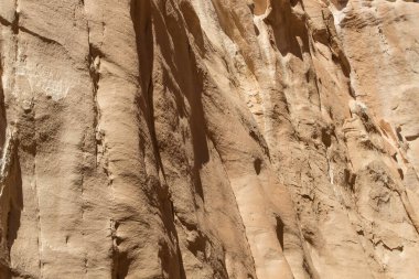 Sarı taşlı beyaz kanyon, güneşli bir gün. Mısır, çöl, Sina Yarımadası, Nuweiba, Dahab.