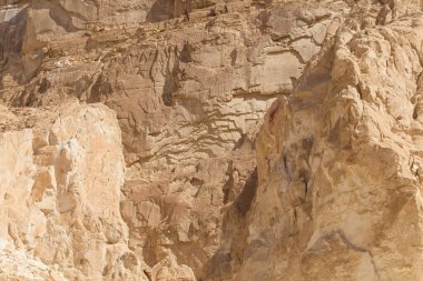 Sarı taşlı beyaz kanyon, güneşli bir gün. Mısır, çöl, Sina Yarımadası, Nuweiba, Dahab.