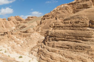 Sarı taşlı beyaz kanyon, güneşli bir gün. Mısır, çöl, Sina Yarımadası, Nuweiba, Dahab.