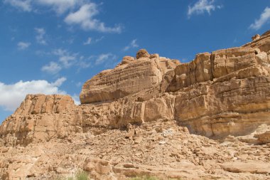 Sarı taşlı beyaz kanyon, güneşli bir gün. Mısır, çöl, Sina Yarımadası, Nuweiba, Dahab.