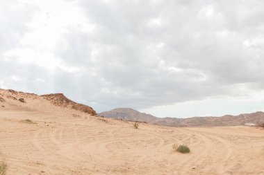 Çöl, kızıl dağlar, kayalar ve bulutlu gökyüzü. Mısır, renk kanyonu, Sina Yarımadası, Dahab.