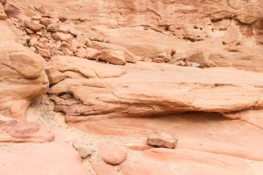 Kırmızı kayaların doğal dokusu. Renkli Kanyon, Mısır, Çöl, Sina Yarımadası, Nuweiba, Dahab.