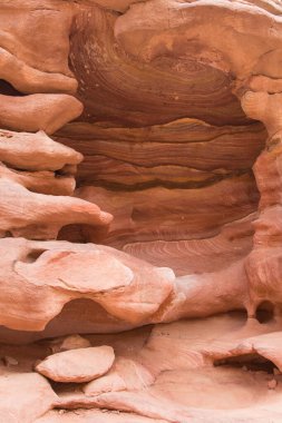 Kırmızı kayaların doğal dokusu. Renkli Kanyon, Mısır, Çöl, Sina Yarımadası, Nuweiba, Dahab.
