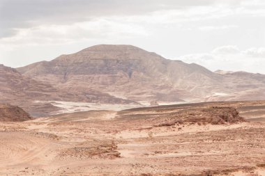 Çöl, kızıl dağlar, kayalar ve bulutlu gökyüzü. Mısır, renk kanyonu, Sina Yarımadası, Dahab.