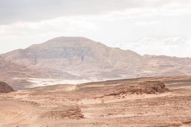 Çöl, kızıl dağlar, kayalar ve bulutlu gökyüzü. Mısır, renk kanyonu, Sina Yarımadası, Dahab.