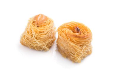 Beyaz arka planda izole edilmiş geleneksel Arap tatlıları kunafa. Yan görünüm, kapat.