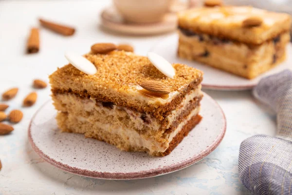 Bolo Mel Com Creme Leite Caramelo Amêndoas Uma Xícara Café — Fotografia de Stock