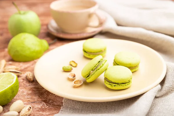 Macarrones Verdes Pasteles Macarrones Con Taza Café Sobre Fondo Hormigón — Foto de Stock