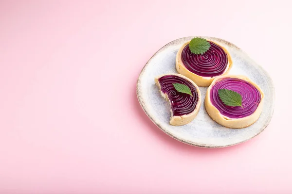 Tartaletas Dulces Con Gelatina Crema Leche Sobre Fondo Rosa Pastel — Foto de Stock