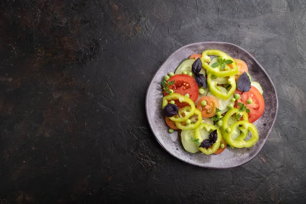 Vegetarische Salade Van Groene Erwt Tomaten Peper Basilicum Een Zwarte — Stockfoto