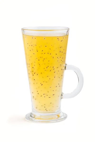 一杯橘色的橘子饮料 带有罗勒种子 背景为白色 健康的饮料概念 侧视图 — 图库照片