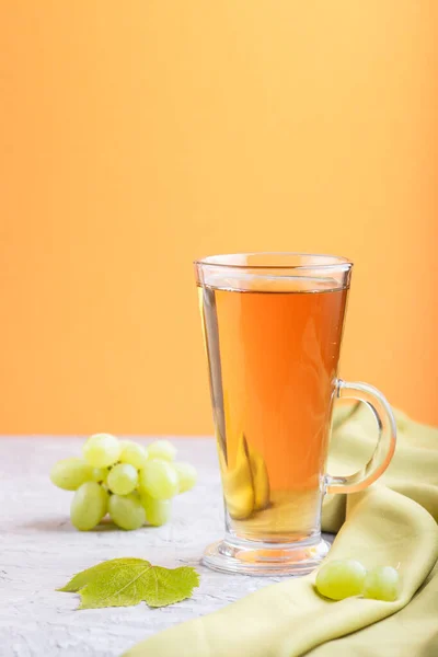 一杯绿色葡萄汁在灰色和橙色的背景 健康的饮料概念 — 图库照片