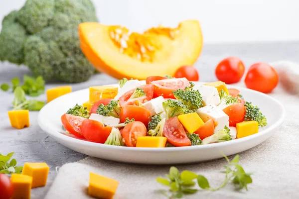 Vegetáriánus Saláta Brokkolival Paradicsommal Feta Sajttal Sütőtökkel Fehér Kerámia Tányéron — Stock Fotó