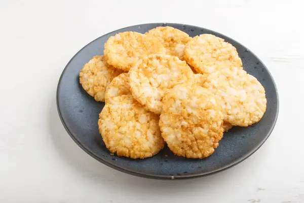 Традиційне Японське Рисове Печиво Медом Соєвим Соусом Синій Керамічній Тарілці — стокове фото