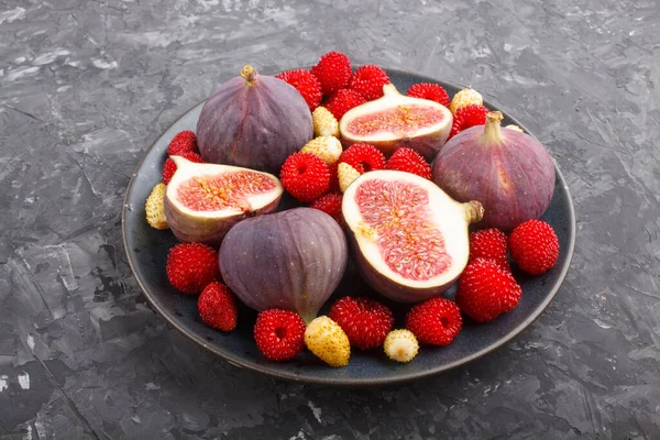 Fresh Figs Strawberries Raspberries Blue Ceramic Plate Black Concrete Background — Stock Photo, Image