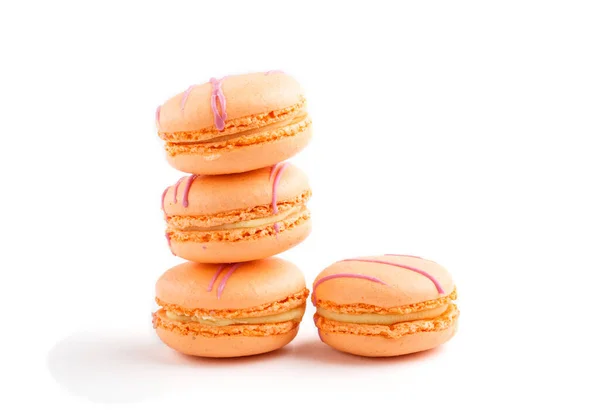 Orangen Macarons Oder Makronen Kuchen Isoliert Auf Weißem Hintergrund Seitenansicht — Stockfoto