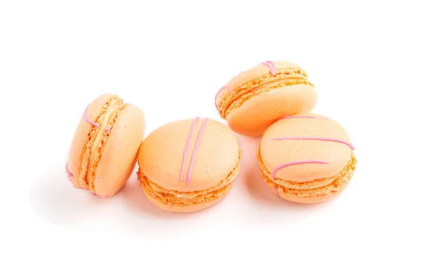 Orangen Macarons Oder Makronen Kuchen Isoliert Auf Weißem Hintergrund Seitenansicht — Stockfoto