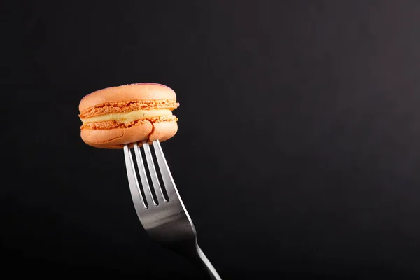 Ein Einziger Orangefarbener Macaron Oder Makronenkuchen Auf Einer Gabel Auf — Stockfoto