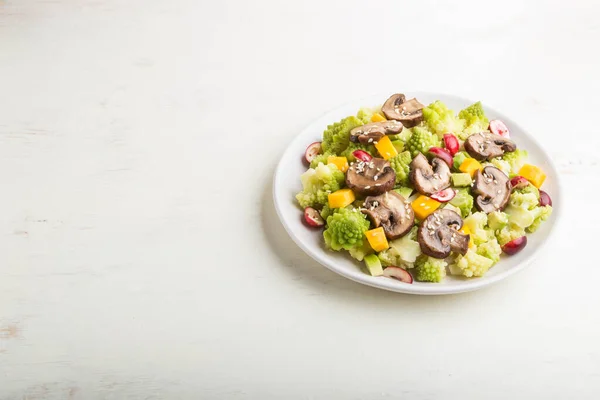 Salade Végétarienne Base Chou Romanesque Champignons Canneberge Avocat Citrouille Sur — Photo