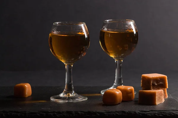 Glas Whisky Mit Karamellbonbons Auf Einer Schwarzen Schiefertafel Auf Schwarzem — Stockfoto