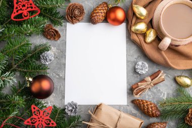 Noel veya Yeni Yıl kompozisyonu, şablon. Dekorasyonlar, koniler, tarçın, köknar ve ladin dalları, bir fincan kahve, gri beton arka planda yün atkı. Üst görünüm, kopyalama alanı, düz uzanma.