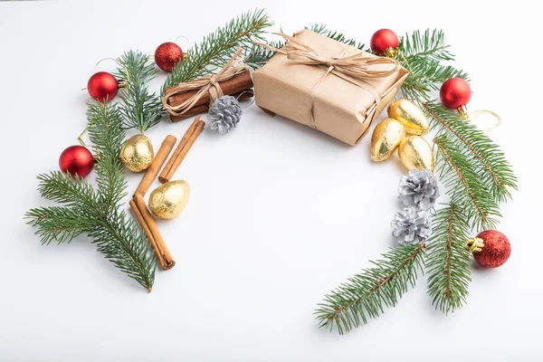 Noel veya Yeni Yıl çelengi kompozisyonu. Dekorasyonlar, balolar, köknar ve ladin dalları, beyaz arka planda. Yan görünüm, boşluk kopyala.