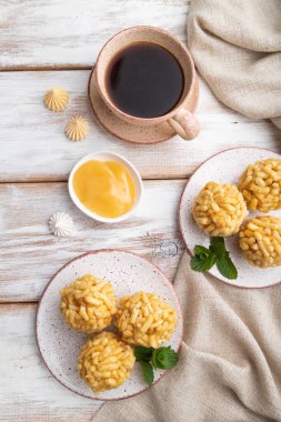 Geleneksel Tatar şekeri hamur ve baldan yapılmış beyaz ahşap arka planda bir fincan kahve ve keten tekstil. Üst görünüm, düz görünüm, yakın çekim.