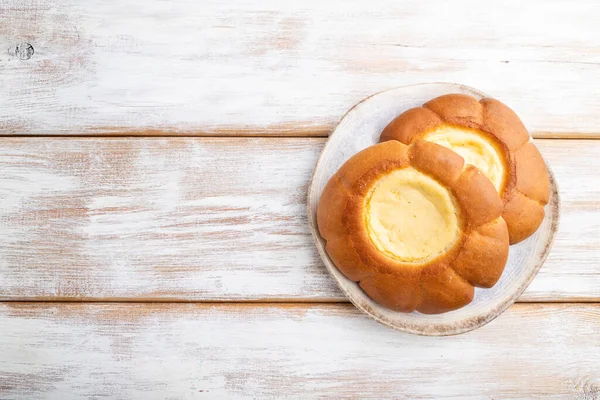 Saure Sahnebrötchen Auf Weißem Holzgrund Draufsicht Flache Lage Kopierraum — Stockfoto