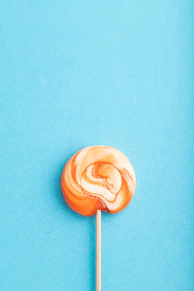 Single Lollipop Candy Blue Pastel Background Copy Space Top View — Stock Photo, Image