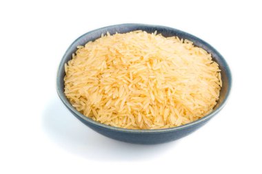 Beyaz zemin üzerinde çiğ altın pirinç bulunan mavi seramik kâse. Yan görünüm, kapat.