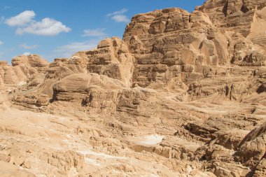 Sarı taşlı beyaz kanyon, güneşli bir gün. Mısır, çöl, Sina Yarımadası, Nuweiba, Dahab.